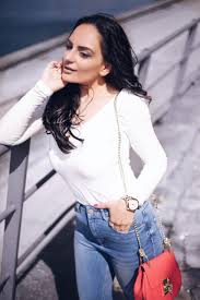 Mit ihren 1,5 millonen followern, teilt caro daur junge ihren lifestyle, outfits & co. Simpler Denim Look Mit Mom Jeans Und Longsleeves