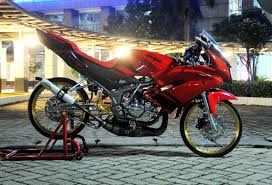 Kompetisi drag race atau balapan di jalur lurus tak luput menjadi inspirasi untuk modifikasi ninja rr 150. Modifikasi Ninja Rr 2013 Gak Manja Yang Ini Jagoan Trek Lurus 500m