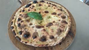 Scopri la ricetta passo passo per un impasto pizza come quello della pizzeria! Pizza Ripiena Di Funghi Pomodoro Maiale E Mais Silvio Cicchi