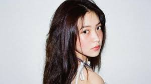 Siapa yang sudah menonton drama yang dinantikan oleh pembaca setia pembaca novel red velvet yang ditulis acik lana? Netizen Puji Akting Yeri Red Velvet Saat Debut Drama Stage 2021 Milik Tvn Pos Belitung