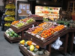 Pin By Toe Anh On Produce Stand Farmers Market Display Fruit Shop Farm Stand