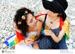 Glückliche homosexuelle Frauen, die sich umarmen und Getränke trinken - ein  lizenzfreies Stock Foto von Photocase