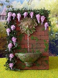 Fontaine Murale Sur Mur De Briques Avec Plante Et Glycine Miniature Maison De Poupees Echelle 1 12 Reserved Wall Fountain Floral Wreath Flowers