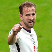 Harry edward kane mbe (born 28 july 1993) is an english professional footballer who plays as a striker for premier league club tottenham hotspur and captains the england national team.regarded as one of the best strikers in the world, kane is known for his prolific goalscoring record and ability to link play. Tottenham Kane Zuruck Im Training