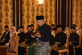 Upacara angkat sumpah itu dilakukan di depan yang dipertua dewan negara, sa vigneswaran di bangunan parlimen. Galeri Anugerah Perkhidmatan Cemerlang Category Angkat Sumpah Pm Ke 7 Tun Dr Mahathir Mohamad Di Istana Negara Pada 10 Mei 2018 Image Angkat Sumpah Pm Ke 7 Tun Dr Mahathir