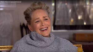 Sharon Stone cai na gargalhada ao ser questionada se foi vítima de assédio  sexual: 'Já vi de tudo'