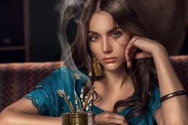 Gadis muda bermain gitar. . — Foto Stok © NeonShot #101286326