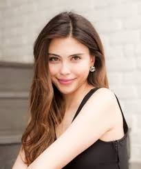 Dilara aksüyek'i daha önce evlerden biri dizisinden tanıyoruz.başarılı ve güzel oyuncu 2013 yılında başlayan merhamet dizisinde şadiye rolunü canlandırıyor. Dilara Aksuyek Uludag Sozluk