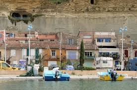 Port De Saint Chamas En Arriere Plan Les Habitations Troglodytes Hohlenwohnungen Bouches Du Rhone Etang De Berre Portes Rhone