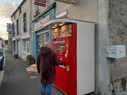 La Cambe Un Distributeur De Pain En Attendant Le Retour Du Boulanger La Renaissance Le Bessin