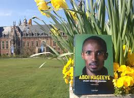 Bashir abdi even terug in het land om boek voor te stellen. Het Boek Marathonloper Zonder Grenzen Abdi Nageeye Joke Loopt