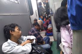 Nama ka jurusan jakarta argolawu senja utama jaya baya argo dwipangga bima gajayana jurusan bandung lodaya pagi argowilis lodaya malam mutiara. Cerita Penumpang Terdampak Kereta Anjlok Bingung Hingga Tidur Di Lorong Kereta Halaman All Kompas Com