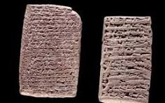 Tablettes assyriennes (gauche) d'un contrat de commerce (19e ou 18e siècle  av. J.-C.) et tablettes babyloniennes (droite) d'un contrat de vente d'une  ...