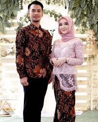 Alhamdulillah nahmaduhu wanastai'nuhu wa nastafioruhu wanaudubilahi min sururi anfusina wa minsaiati amalina mayahdilahu fala mudilalah wama yudlilhu. Baju Couple Buat Acara Lamaran Couple Keren