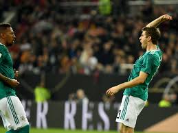 Torhüter manuel neuer (m) sitzt nach dem. Ticker Mullers Traumtor Rettet Deutschland Gegen Spanien Fussball