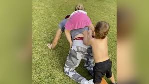 Anna kournikova biography, family, parents, sister, physical stats, childhood, affairs, marriage, husband, daughter, son, hairstyle, figure, tattoo, fashion, house, net worth, debut, salary,car. Enrique Iglesias Anna Kournikova Aufnahmen Ihrer Kinder Im Garten Bespassen Sie Ihre Lieblinge Bunte De