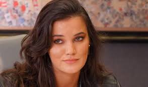 Pınar deniz'in karantinadaki annesinden kötü haber! Pinar Deniz Kedi Makyaji Yapti Esra Bilgic Kapak Guzelligi Oldu