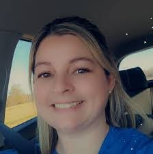 Elizabeth Lauck's Instagram, Twitter & Facebook