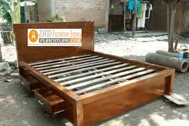 Desain tempat tidur murah dari palet ini walau minimalis namun sangat menarik. Dipan Tempat Tidur Kediri Minimalis Kayu Jati Desain Baru