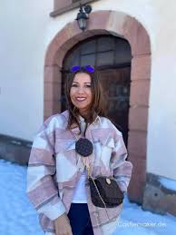 A larger pochette, a smaller pochette, and a round coin purse. Castlemaker Food Lifestyle Magazin Modetrend Shacket Kombinieren Karierte Hemdjacke Louis Vuitton Multi Pochette Castlemaker Food Lifestyle Magazin