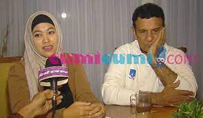 Mark sungkar menikahi santi yang 45 tahun lebih muda darinya pada september 2014 lalu. Mark Sungkar Beristri Muda