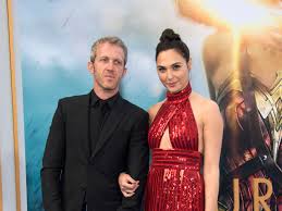 Yaron varsano was born on june 23, 1975, in amsterdam, netherlands, and is a property developer, but maybe best known for being the husband of celebrity gal gadot.he rose to fame in the function of the dc superhero wonder woman in films. Gal Gadot S Husband Expresses Admiration For His Wife With The Most Perfect T Shirt Glamour