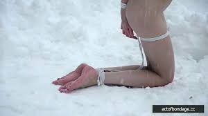 El contraste perfecto- figuras desnudas contra el blanco inmaculado de la nieve- tentación helada