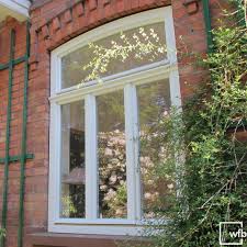 Dieses Berliner Holzfenster Wurde An Die Bogenform Angepasst Und Mit Einem Stichbogen Gefertigt Das Kampferprofil Bi Holzfenster Backsteinhauser Umbau Scheune