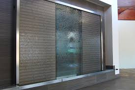 Wasserwände verwandelt wohnräume in wellness oasen. Wasserwand Aus Glas Edelstahl Naturstein Stein