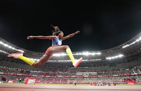 En una historia de la red social, la deportista de salto triple publicó una foto en la que muestra un banano en su mano y, aparentemente, se queja del tamaño. Lgiqfnb1xjilum