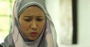 Selepas empat tahun, aisy kembali ke malaysia. Titian Cinta Episode 12 Sang Hook