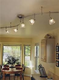 Voici Une Realisation D Eclairage General Pour Une Piece Faite Avec Une Rail Sinueuse Et Des Luminaires Dirigeabl Monorail Lighting Modern Ceiling Fan Lighting