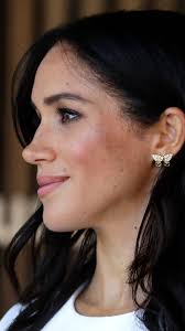 With a caucasian father and an african american mother, meghan knew early on that she looks different from most of her peers, even without plastic surgery. Meghan Markle Urges Young People To Push Society Towards Justice Vanity Fair