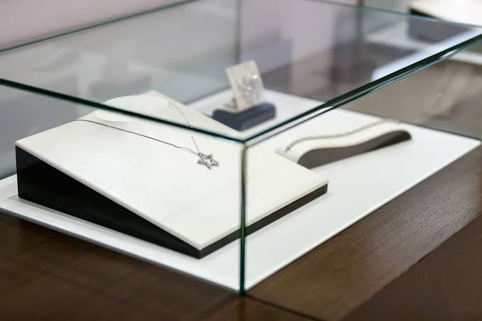 Anti-Reflective Glass Jewelry Display Case