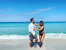 Dér henrietta, művésznevén dér heni (csantavér, jugoszlávia, 1986. Der Heni Es A Konyhafonokbol Ismert Parja Mar Nem Titkoljak Szerelmuket Hazai Sztar Femina