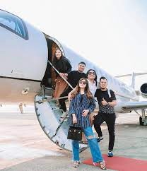 The only people who own private jets in india are the high end business magnets example reliance, birla, tatas, singhania, glenn saldanha of glenmark. Juragan Ms Glow Ajak 3 Selebgram Dan Raffi Ahmad Terbang Menggunakkan Private Jet Pergi Ke Villa Pribadinya Kabar Besuki