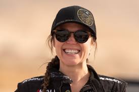 Smiles for miles with this dirt-lovin' crew 🌵💨 📸 @amandabolinphotography  #ShelbyHallOffroad #DesertRoots @amandabolinphotography