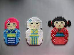 Pour réaliser ce modèle, il vous faut 2 grandes plaques carrée les modéles de perle à repasser pour noël c'est ici : Les Kokeshi De Mamie Le Blog D Axelle Et Ses Filles Hamaparlor Perler Parlor Parlmonster