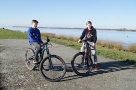Traum Vom Dirt Park Altlander Jungs Engagieren Sich Fur Einen Fahrrad Parcours Stade