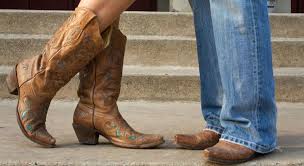 Cowboystiefel — hochschäftiger cowboystiefel (buckaroo stiefel) mit zuglöchern, die beim anziehen praktisch sind … Pro Kontra Cowboystiefel Kolumne Pro Kontra Derstandard At Lifestyle