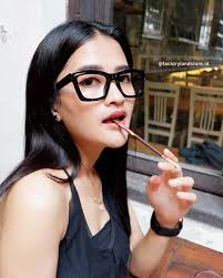 kalau kata orang2 sih ini framenya anak skena🫡🤩 frame yang cocok buat  unisex dan minus tebal approvedd✓ Kode • Harga [Frame Only] • 120.000 Harga  [Frame + Lensa Start From] • 200.000