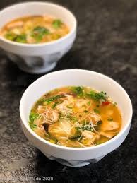 Scharfes Thaisuppchen Mit Huhn Reisnudeln Pak Choi Und Shiitakepilzen Chili Und Ciabatta Thai Suppe Thai Essen Reisnudeln