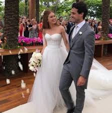 Na foto postada no instagram, ela aparece usando um boné que deixa em evidência a. O Luxuoso Casamento Da Atriz Marina Ruy Barbosa Festas Flash