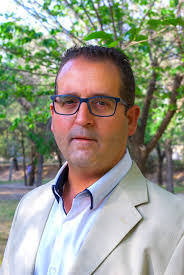 CANDIDATURA DE LA ILUSIÓN" ELECCIONES MUNICIPALES 28 DE MAYO 2023 Soy Manuel  Vílchez Porcel, aunque todos me conocéis como Lolo. Soy cajareño de  nacimiento, padre de un hijo matriculado en el Colegio