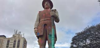 A mesma intervenção artística e ativista também não perdoou o monumento às bandeiras, imponente obra de victor brecheret. Pichacao Nos Monumentos E Injuria Contra Os Paulistas Portal Ambiente Legal