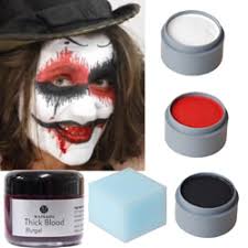 Ein verrückter clown schreit auf den betrachter porträtiert einen werwolf. Den Horror Terror Grusel Clown Schminken Schminken Anleitung Tipps Motive Vorlagen