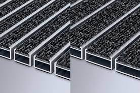 De matten zijn te bestellen per rol van 25 strekkende meter of in de lengterichting op maat gesneden. Aluminium Profilmatten Emco Fuma Kampmann Fuchsius Profilmatten Aluminium Matten Aluminiummatten Eingangsmatten Schmutzschleusen Schmutzfangschleusen