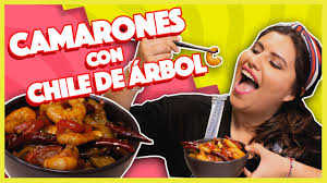 2 pelamos 6 ajos y 2 cortamos, ponemos aceite de oliva, freímos los que están cortados e incorporamos los camarones; Camarones Orientales Con Chile De Arbol Cocina Delirante Youtube