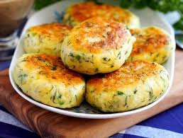 Amestecam continuu cu o paleta de lemn pana se rumenesc si ouale. Pin On Retete Culinare