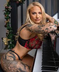 Ebanie Bridges - Free pics, galleries & more at Babepedia